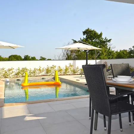 Refined And Inviting In Канфанар