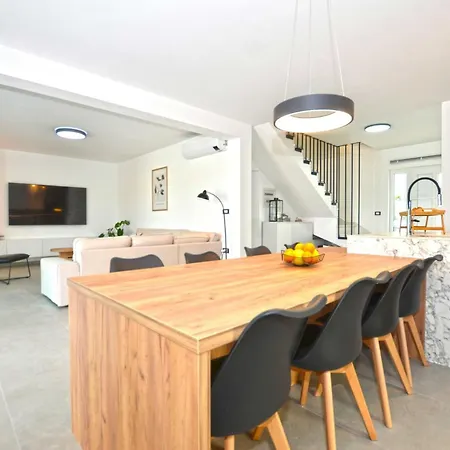 Refined And Inviting In Вилла Канфанар