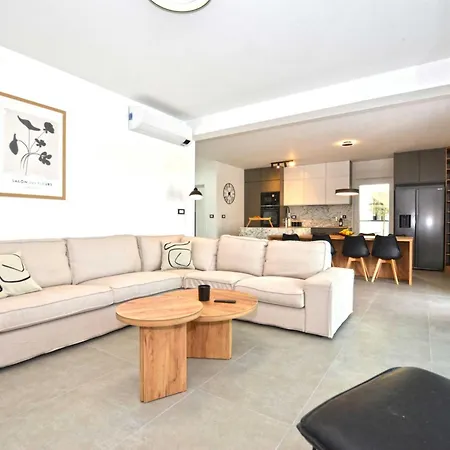 Refined And Inviting In Канфанар