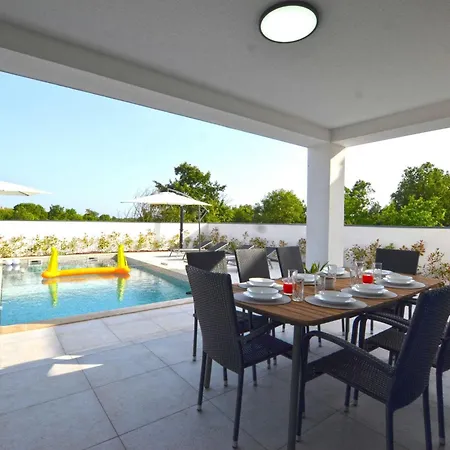 Refined And Inviting In Канфанар